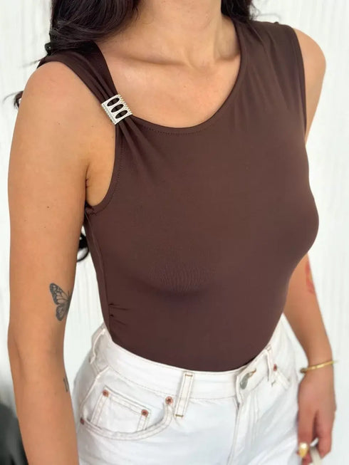 Osy Modal Yumuşak Dokulu Kumaş Bisiklet Yaka Kadın Sıfır Kol Bluz Omuz Toka Aksesuar Detaylı - Kahverengi