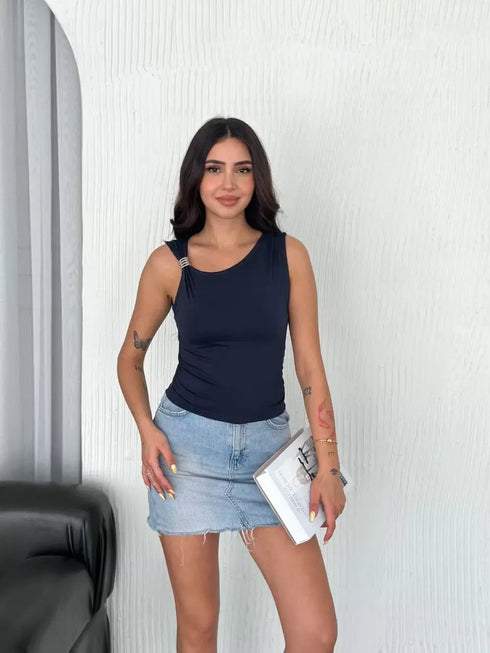 Osy Modal Yumuşak Dokulu Kumaş Bisiklet Yaka Kadın Sıfır Kol Bluz Omuz Toka Aksesuar Detaylı - Lacivert