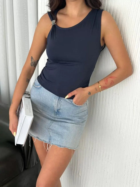 Osy Modal Yumuşak Dokulu Kumaş Bisiklet Yaka Kadın Sıfır Kol Bluz Omuz Toka Aksesuar Detaylı - Lacivert