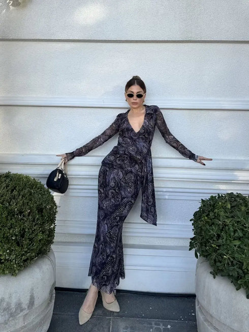 Kruvaze V yaka, fırfırlı ve bağcıklı Desenli Bluz ve Midi Etek Takım - Siyah