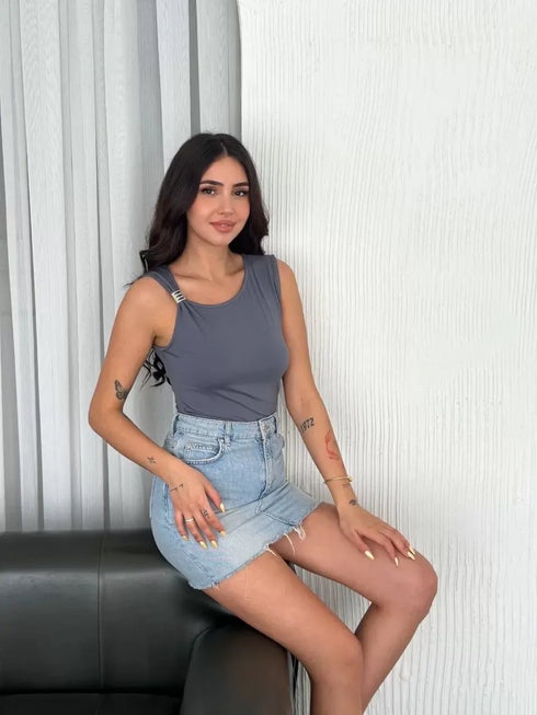 Osy Modal Yumuşak Dokulu Kumaş Bisiklet Yaka Kadın Sıfır Kol Bluz Omuz Toka Aksesuar Detaylı - Antrasit