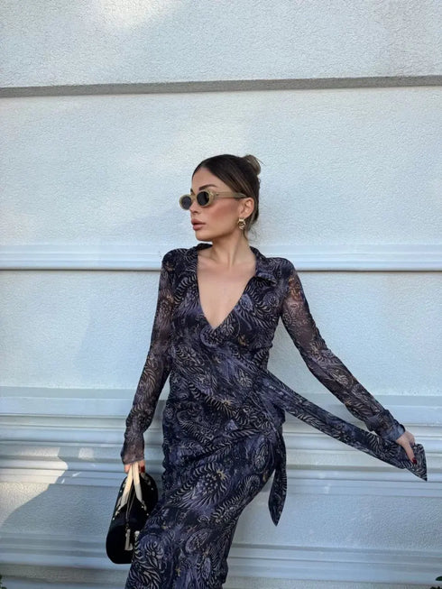 Kruvaze V yaka, fırfırlı ve bağcıklı Desenli Bluz ve Midi Etek Takım - Siyah