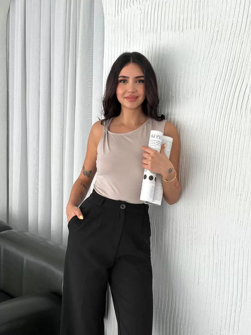 Osy Modal Yumuşak Dokulu Kumaş Bisiklet Yaka Kadın Sıfır Kol Bluz Omuz Toka Aksesuar Detaylı - Bej