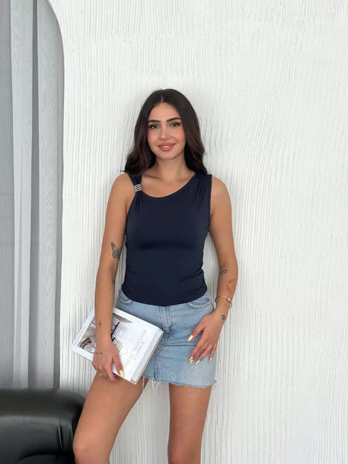 Osy Modal Yumuşak Dokulu Kumaş Bisiklet Yaka Kadın Sıfır Kol Bluz Omuz Toka Aksesuar Detaylı - Lacivert